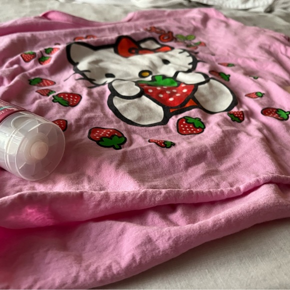 Women’s large cropped strawberry hello kitty tee + BATHANDBODYWORKS !! - Picture 3 of 5